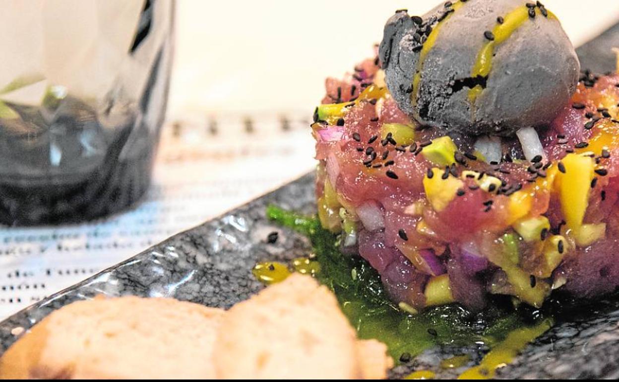 Tartar de atún con mango y helado de sésamo negro .