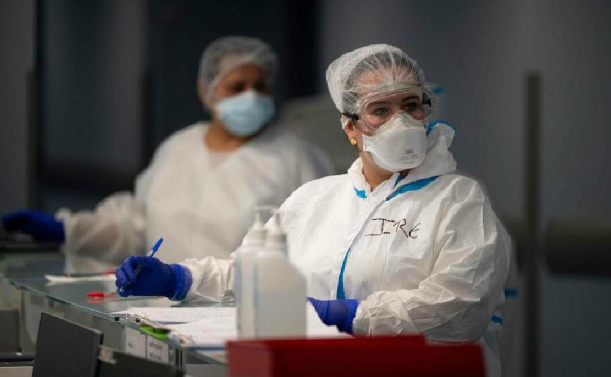 Dos sanitarias en un centro médico. 