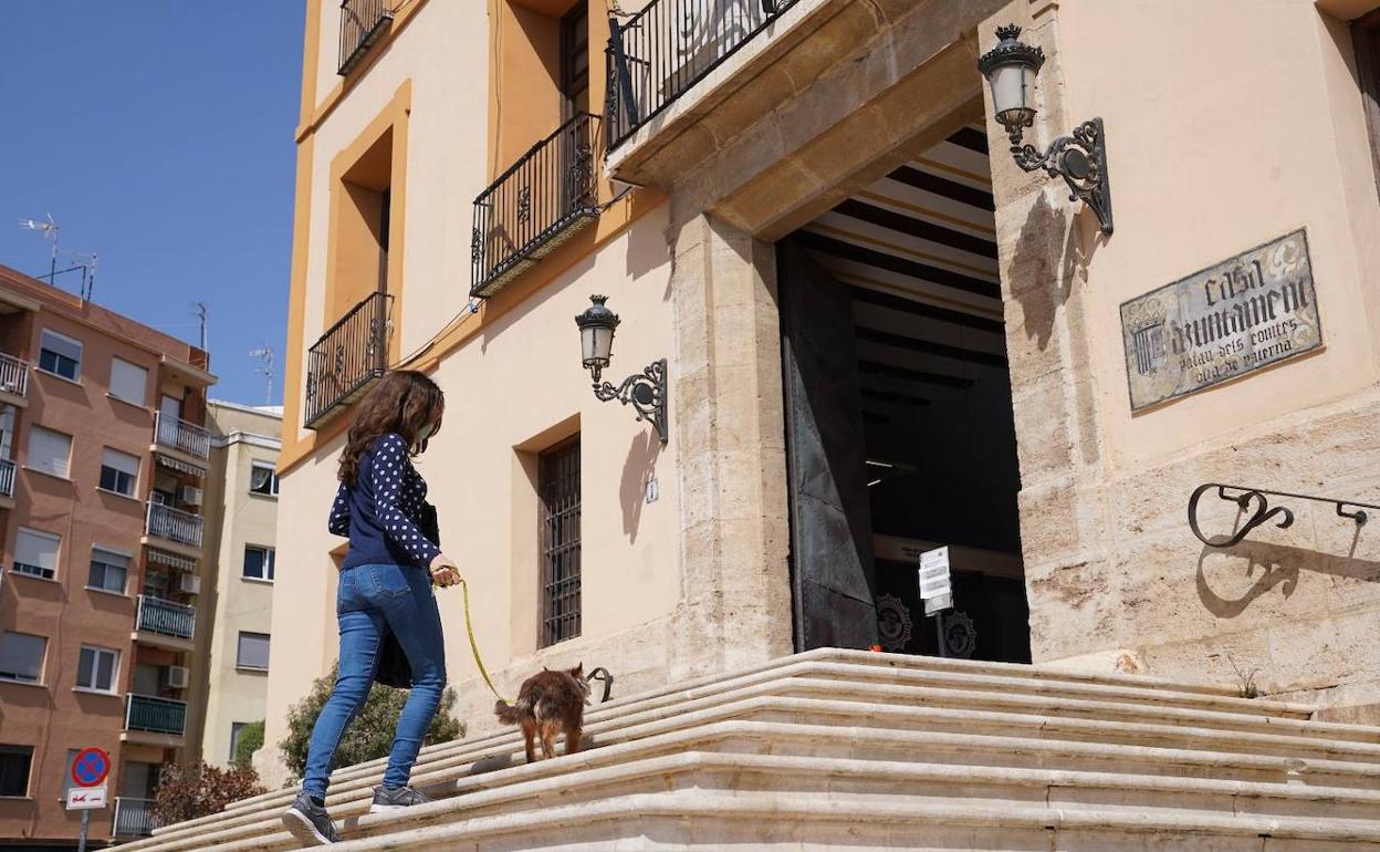 Una vecina con su mascota en Paterna. 