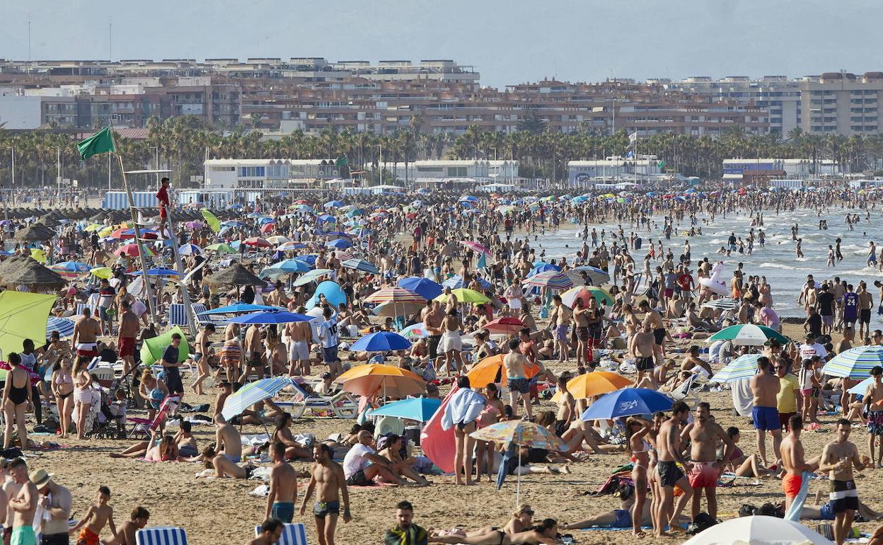 Una playa valenciana repleta de bañistas.