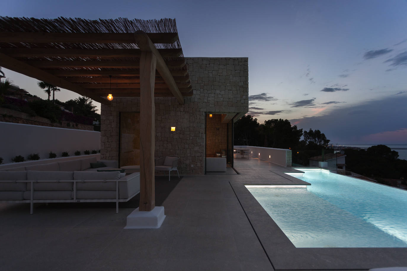 La piscina tiene iluminación recreando un ambiente mágico en verano.