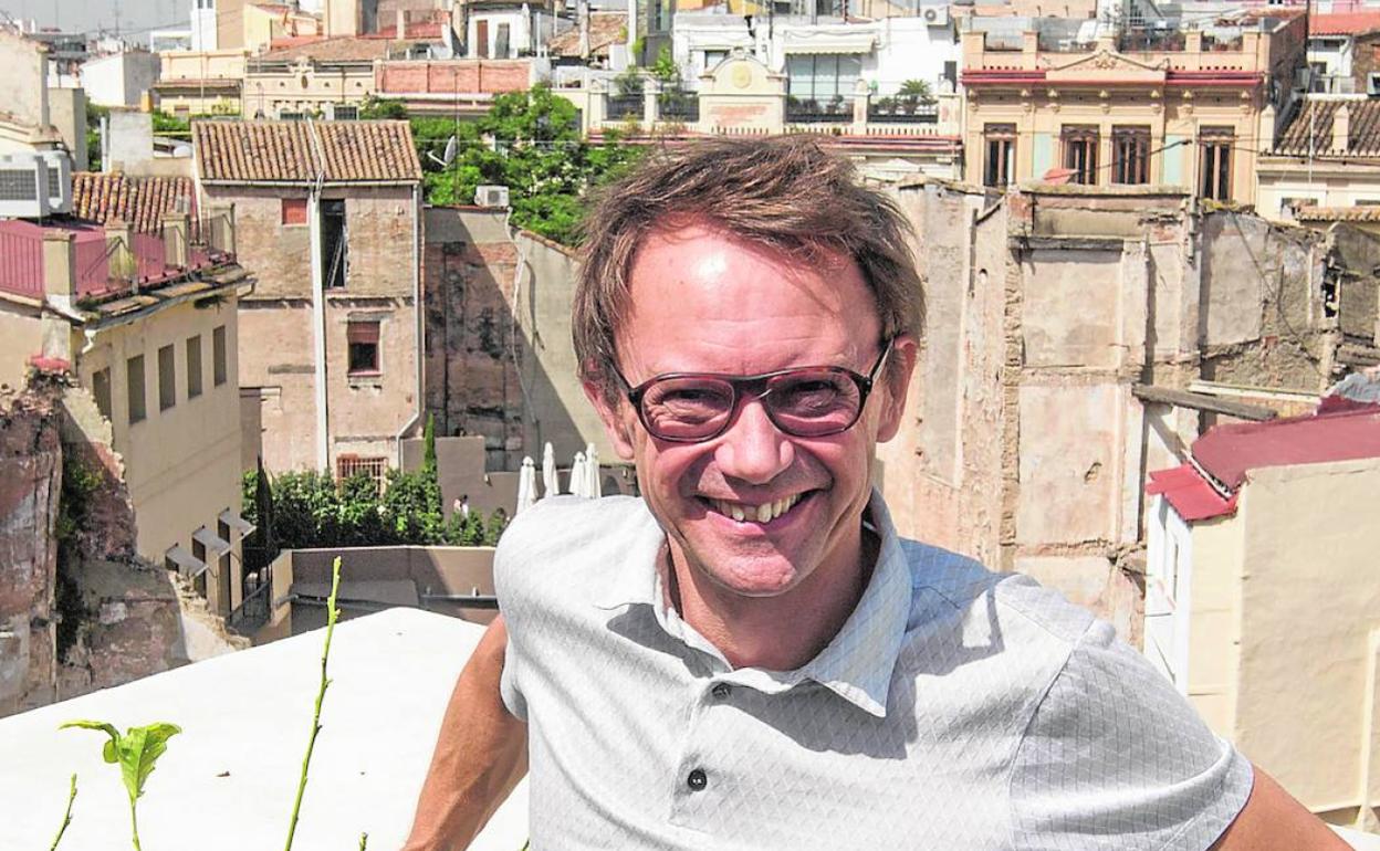 Mathieu Mercier, en la terraza de su casa en Valencia, muy cerca del Portal de la Valldigna. 