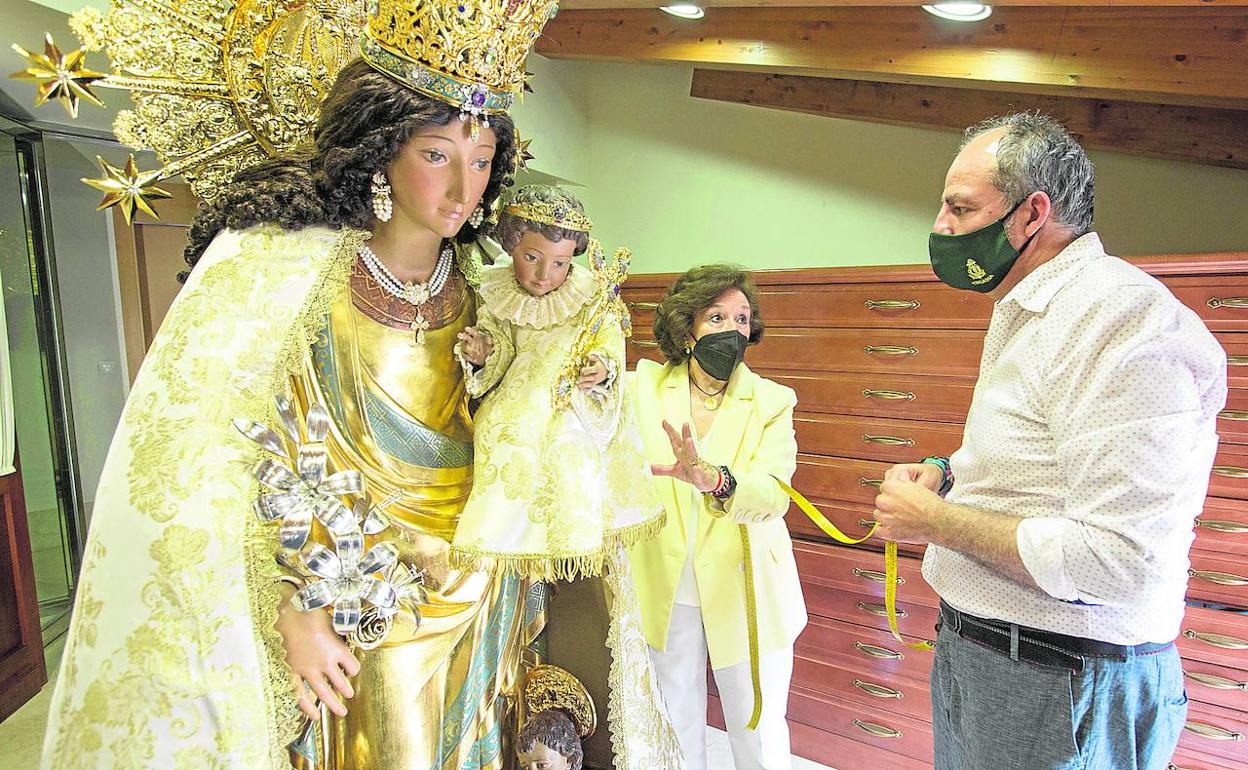 María Dolores Perales y Francisco Alfonso toman medidas para el manto. 