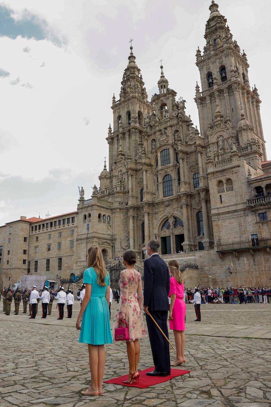 Fotos: La princesa Leonor y la infanta Sofía brillan en su debut en el Día de Santiago