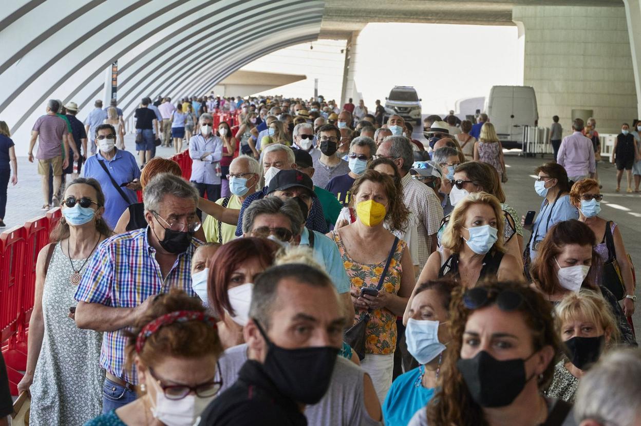 Colas de gente esperando para vacunarse en la Ciudad de las Artes. iván arlandis
