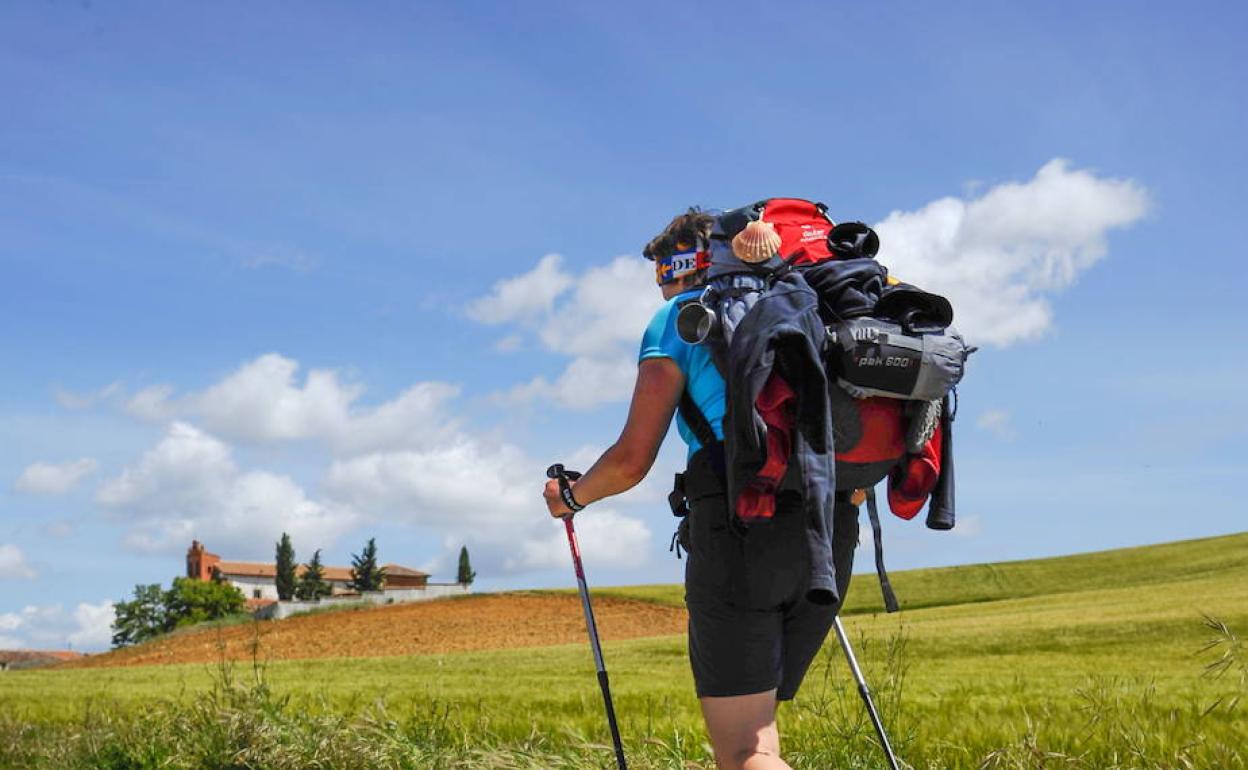 Un peregrino realiza el Camino de Santiago. 