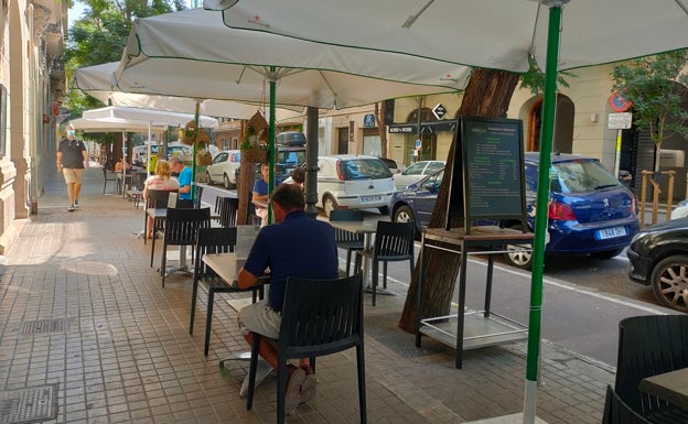 Imagen principal - Arriba, personas almorzando en la terraza del restaurante Casel·la. Abajo a la izquierda, la terraza del restaurante. Abajo a la derecha, el menú de desayunos y almuerzos del Casel·la. 