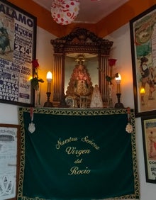 Imagen secundaria 2 - Arriba, terraza de la taberna andaluza El Albero. Abajo a la izquierda, fachada de la taberna. Abajo a la derecha, el altar dedicado a la Virgen de Rocío. 