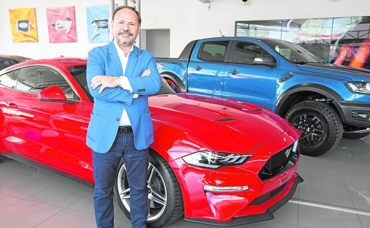 Bartolomé Poyatos, en la sede central del grupo Montalt en Mislata, con los modelos de Ford Montalt.