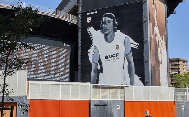 Fachada nueva de Mestalla en homenaje a Juan Cruz Sol. 