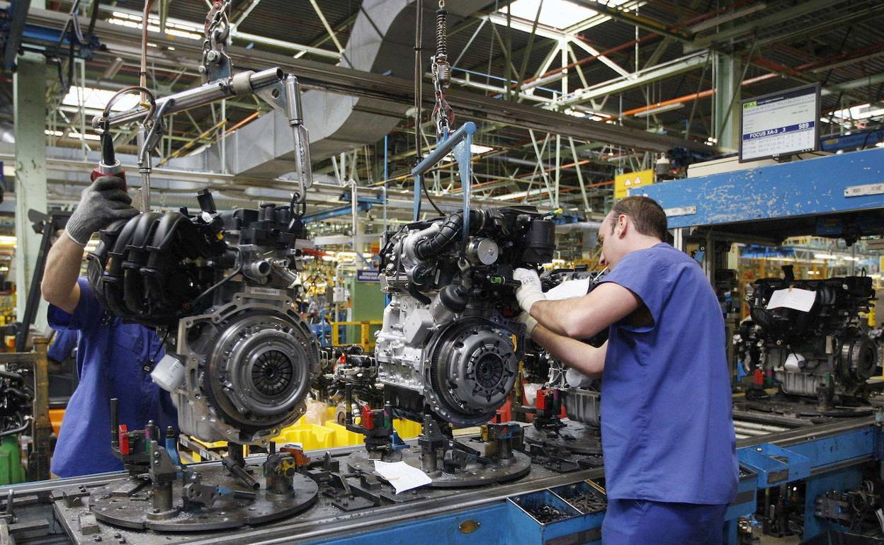 Dos operarios en la planta de Ford en Almussafes.