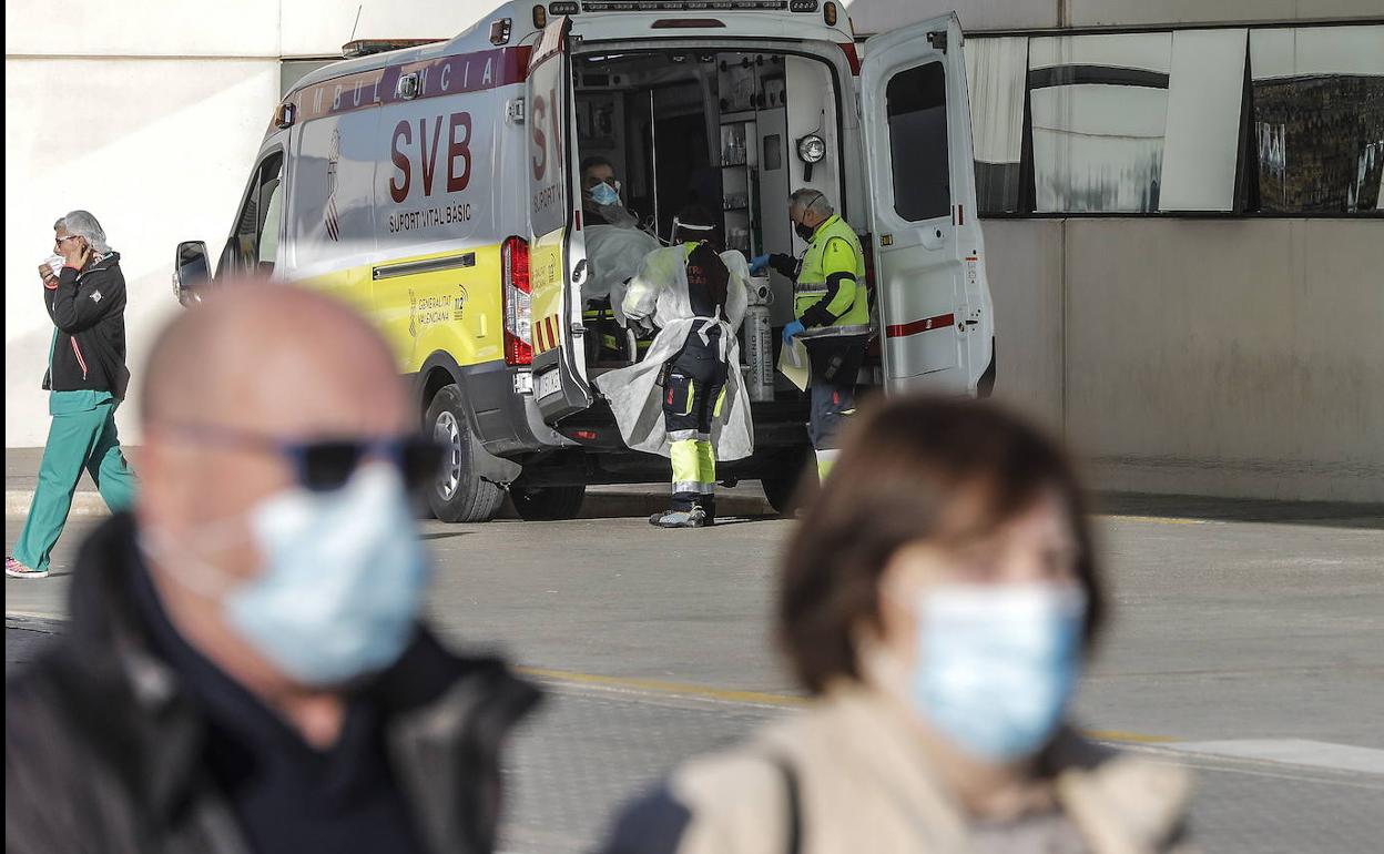 Una ambulancia frente al hospital La Fe de Valencia.