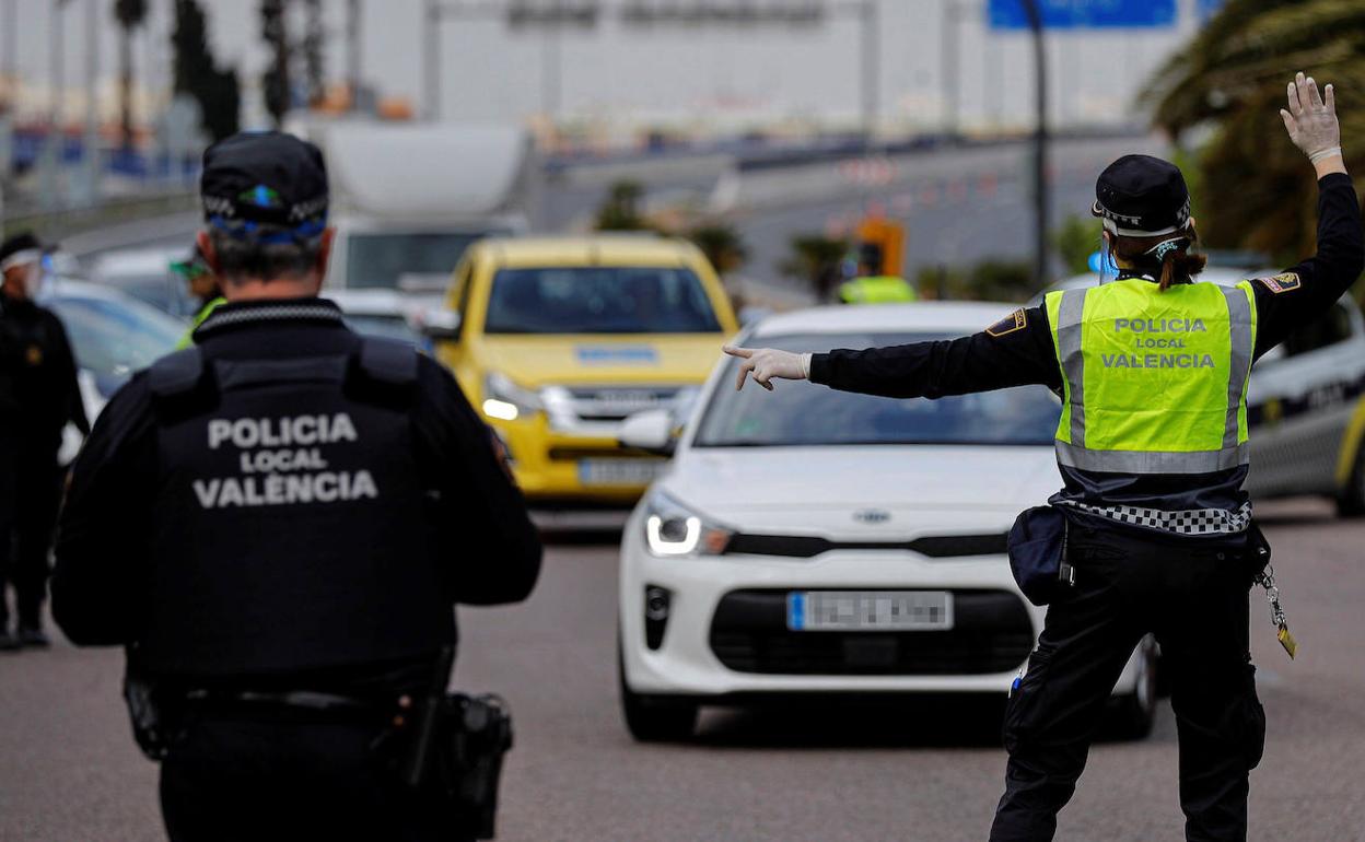 Una agente de la Policía Local de Valencia, durante un control, en una imagen de archivo. 