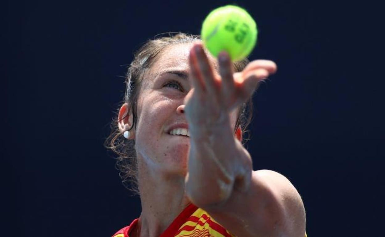 Sara Sorribes sirve durante su partido contra Ferro. 