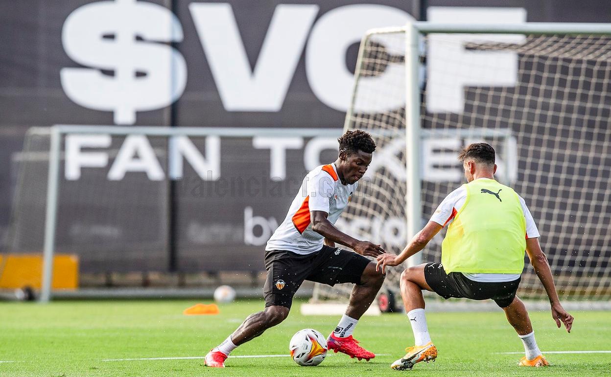 Yunus Musah durante una sesión de entrenamiento en la ciudad deportiva 