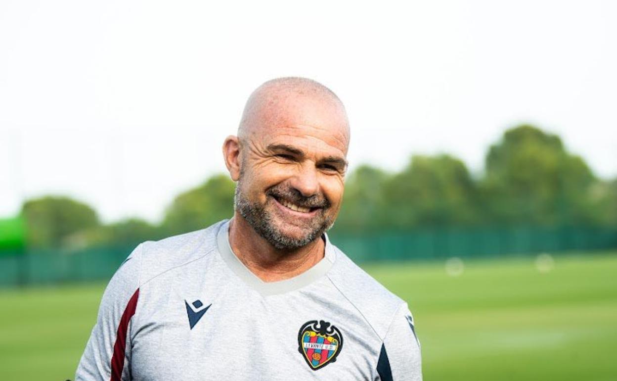 Paco López en una de las sesiones de entrenamiento del Levante UD 