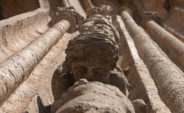 Detalle de la Puerta de los Pecados de La Lonja de Valencia