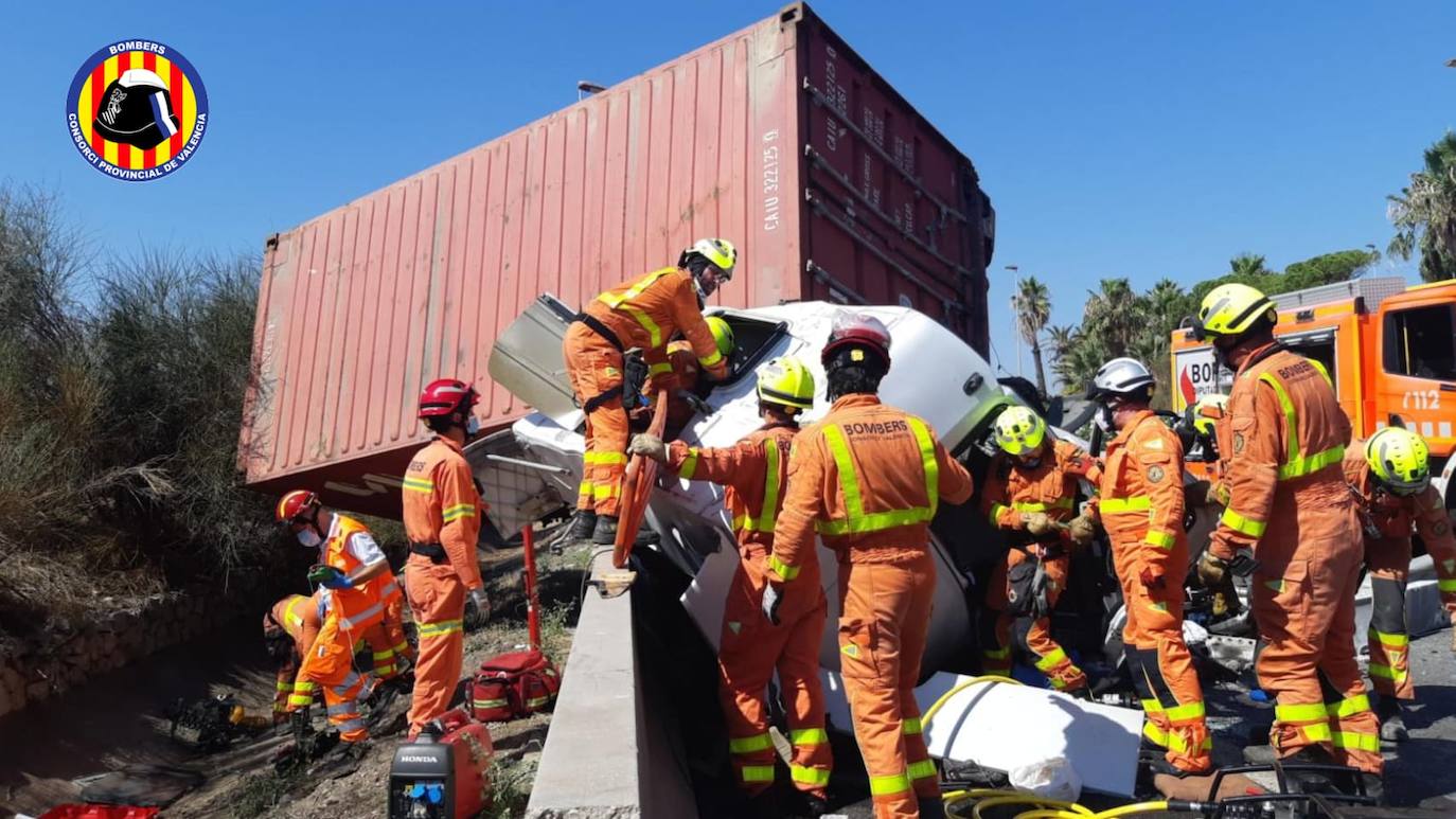 Fotos: Grave accidente entre camiones en Sagunto