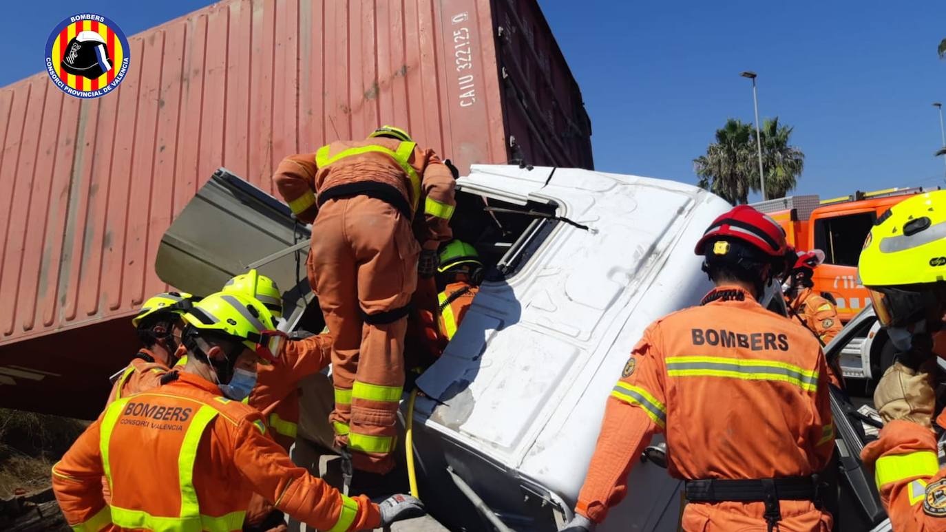 Fotos: Grave accidente entre camiones en Sagunto