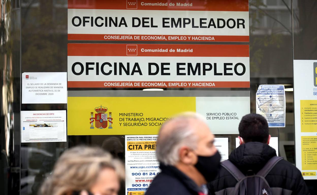 Puerta de una oficina de empleo, SEPE 