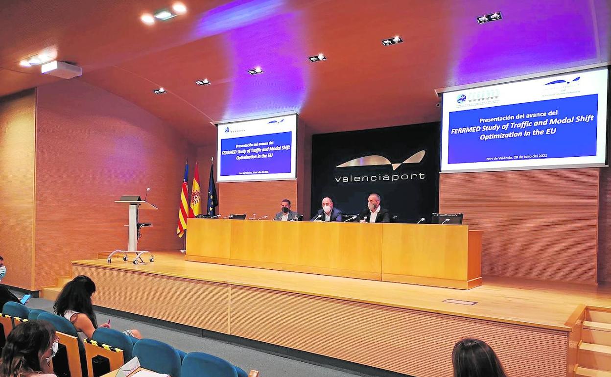 Asistentes a la presentación celebrada ayer en el salón de actos de la Autoridad Portuaria de Valencia. 