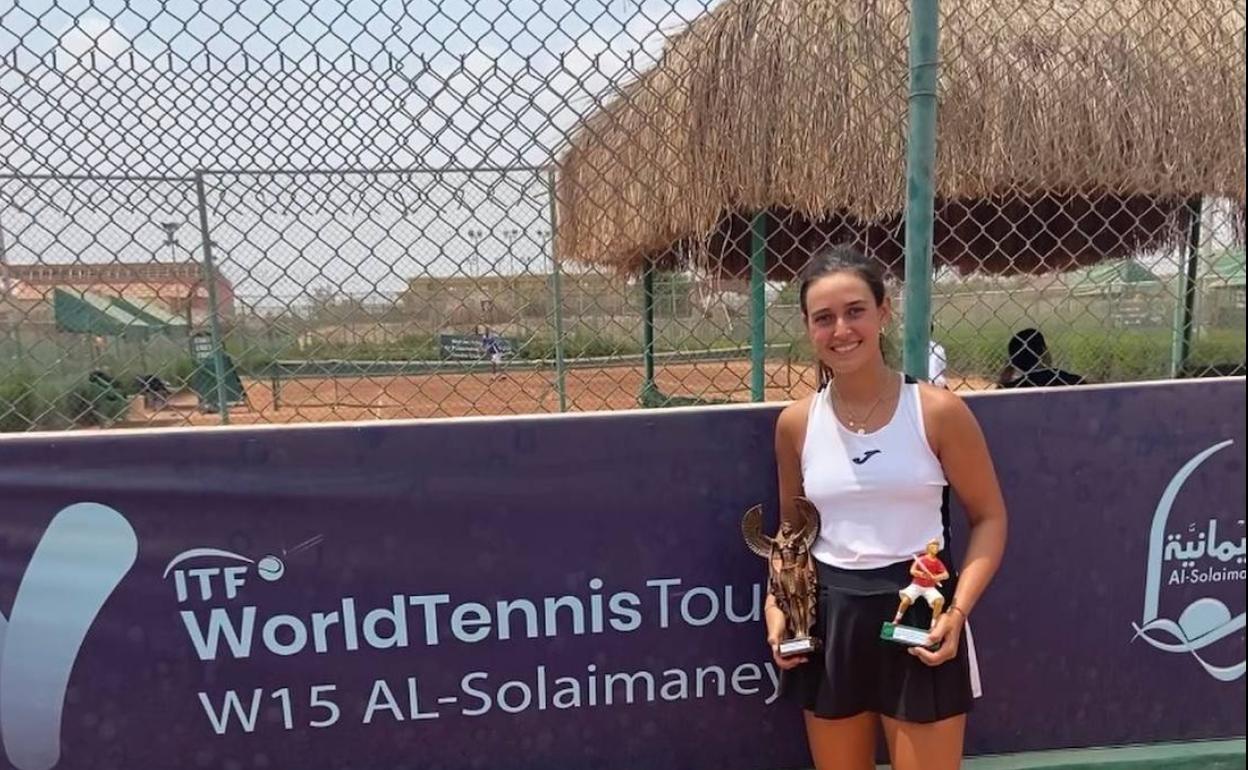 La tenista valenciana Leyre Romero, junto a sus dos trofeos logrados en El Cairo. 