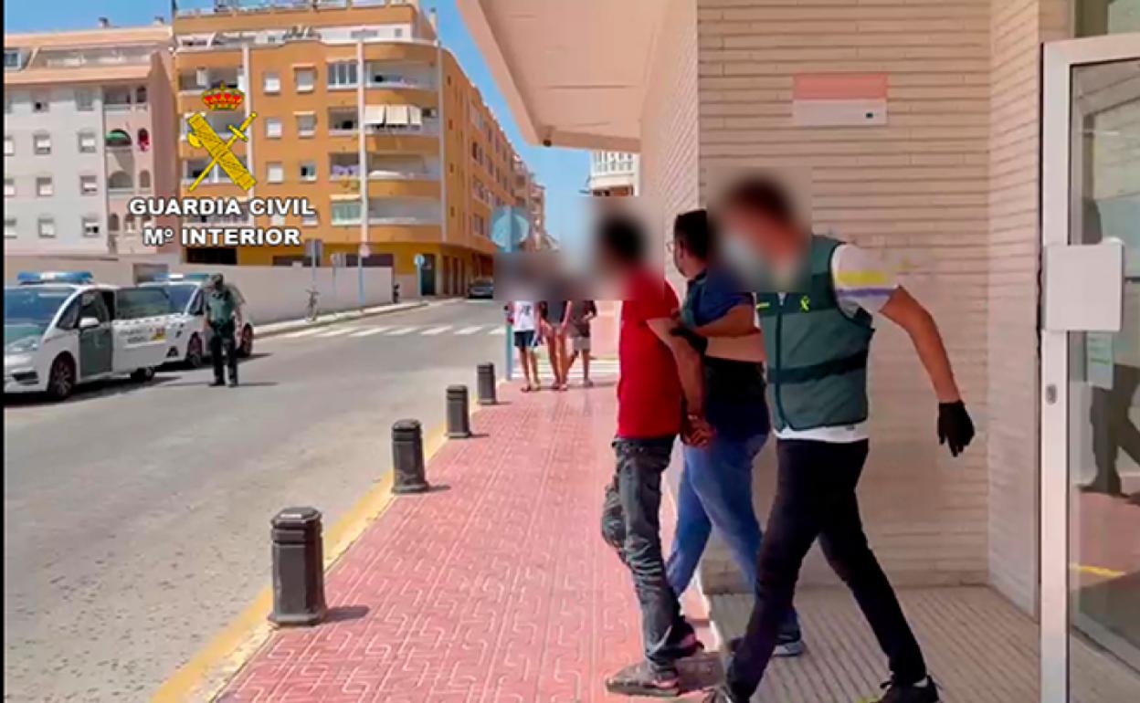 Los agentes acompañan al hombre de 36 años acusado de un homicidio en grado de tentativa. 