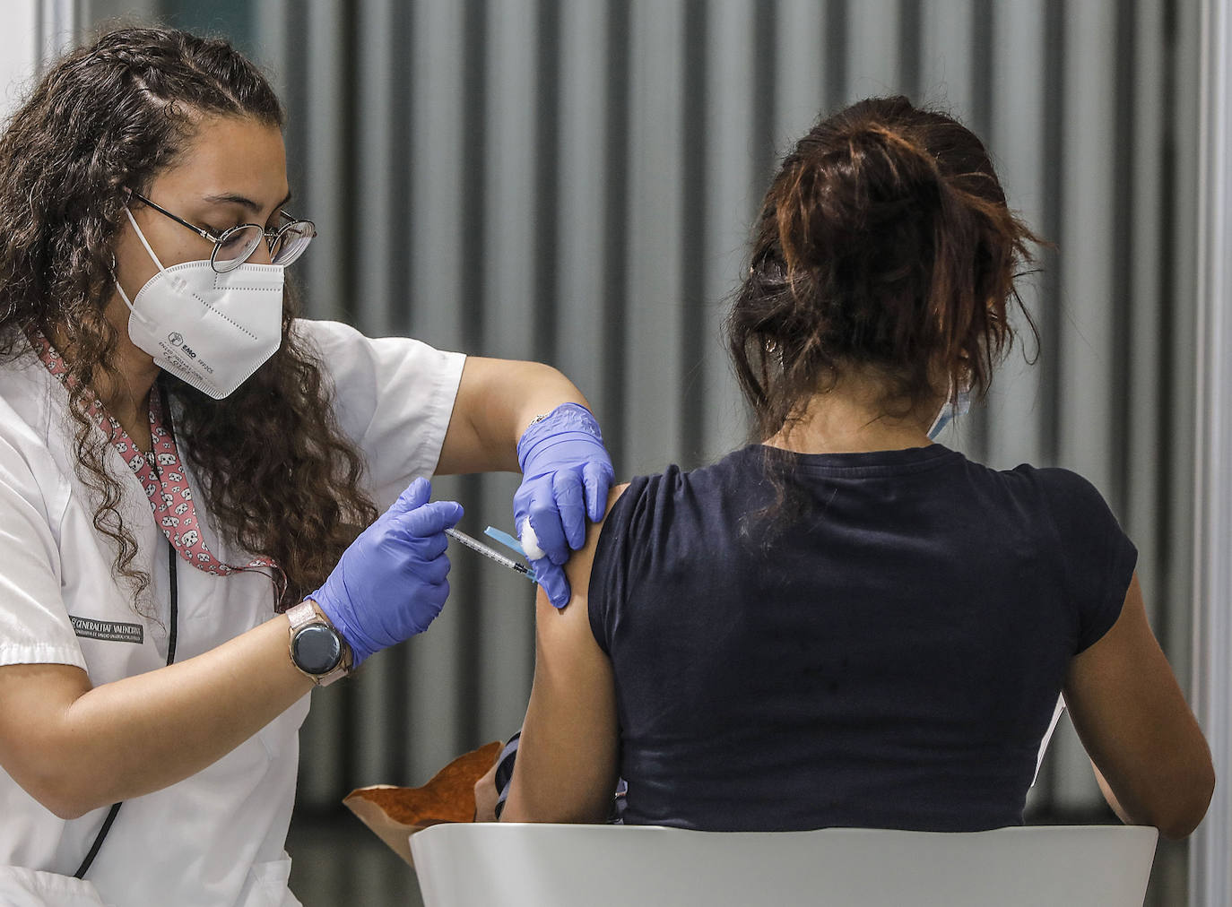 Este miércoles se ha iniciado en la Comunitat la vacunación masiva de los jóvenes de entre 20 y 29 años de edad, dos semanas antes de lo previsto en la campaña de inmunización.