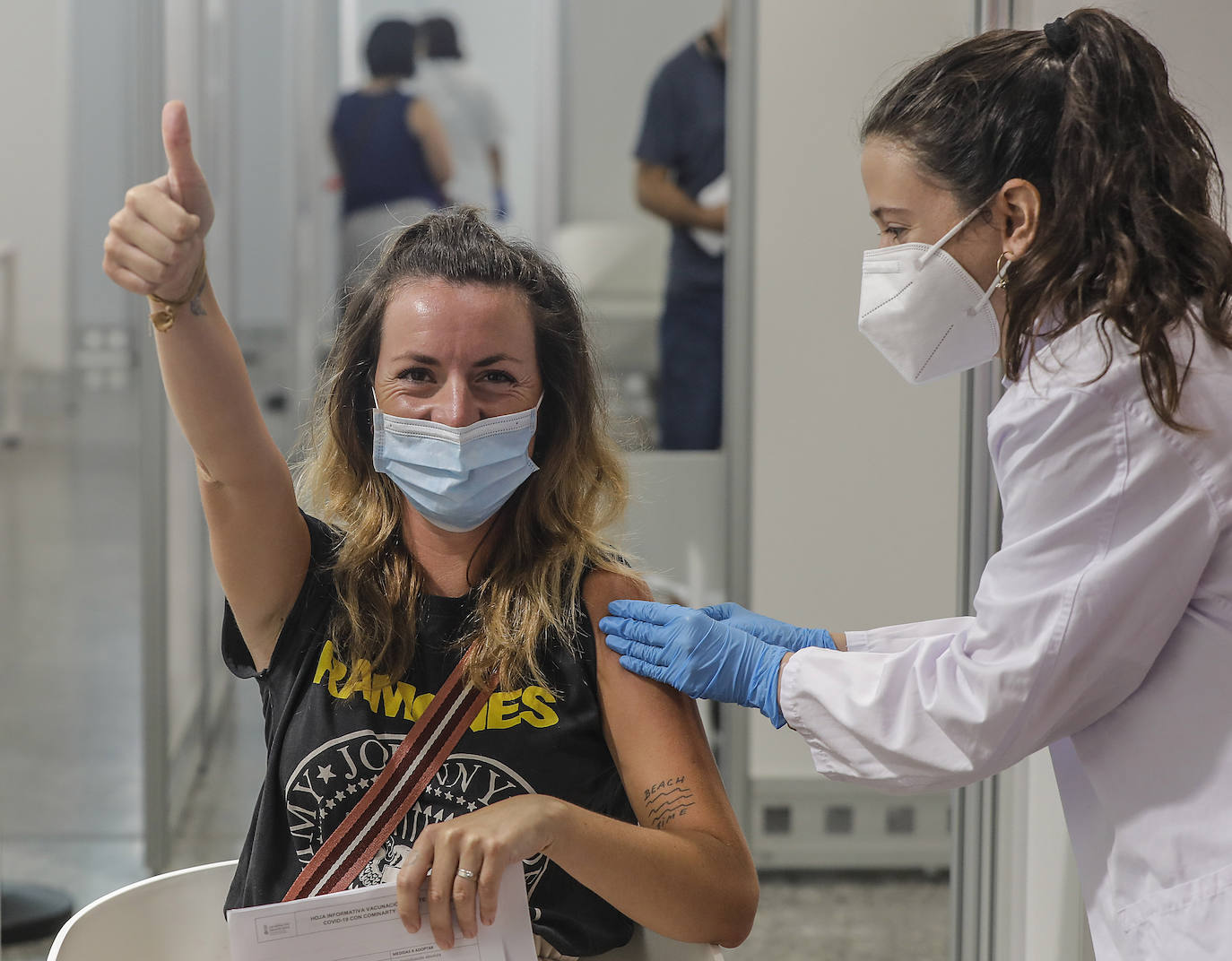 Este miércoles se ha iniciado en la Comunitat la vacunación masiva de los jóvenes de entre 20 y 29 años de edad, dos semanas antes de lo previsto en la campaña de inmunización.