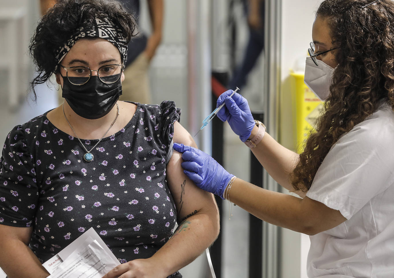 Este miércoles se ha iniciado en la Comunitat la vacunación masiva de los jóvenes de entre 20 y 29 años de edad, dos semanas antes de lo previsto en la campaña de inmunización.