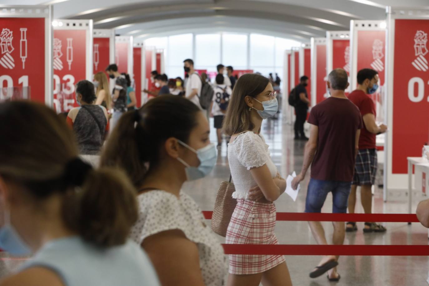 Este miércoles se ha iniciado en la Comunitat la vacunación masiva de los jóvenes de entre 20 y 29 años de edad, dos semanas antes de lo previsto en la campaña de inmunización.