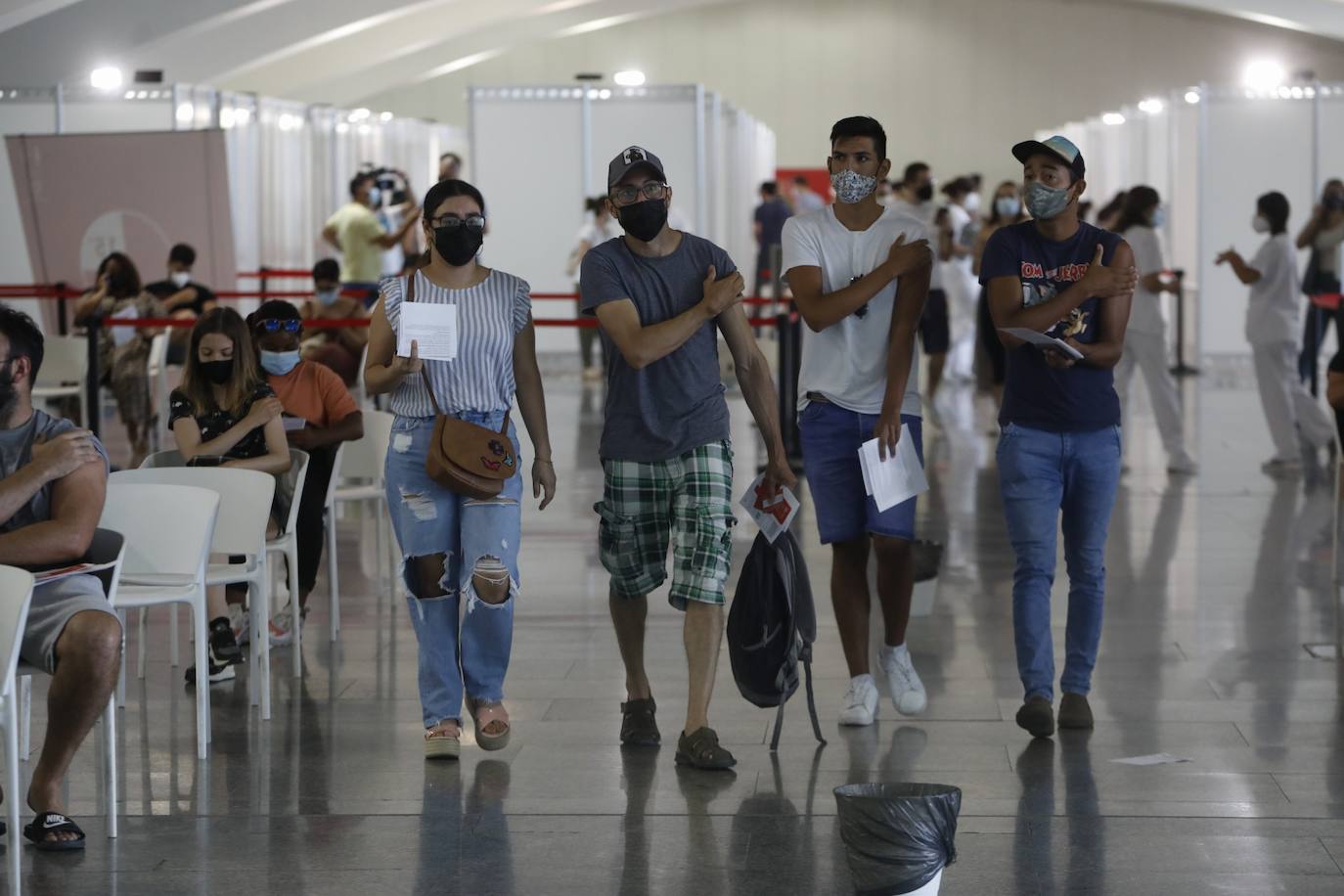 Este miércoles se ha iniciado en la Comunitat la vacunación masiva de los jóvenes de entre 20 y 29 años de edad, dos semanas antes de lo previsto en la campaña de inmunización.