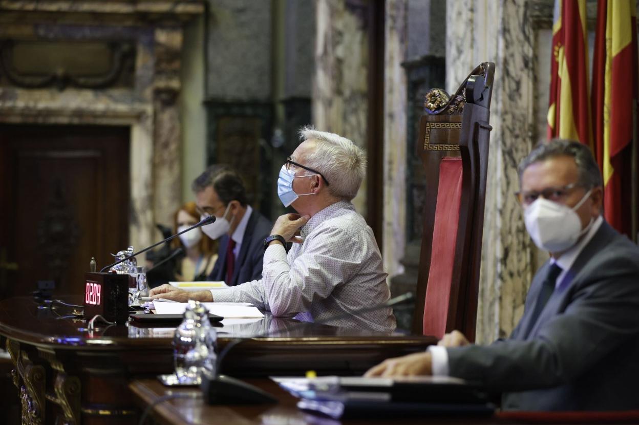 El alcalde de Valencia, Joan Ribó, en el pleno del Consistorio del pasado mes de junio. jesús signes