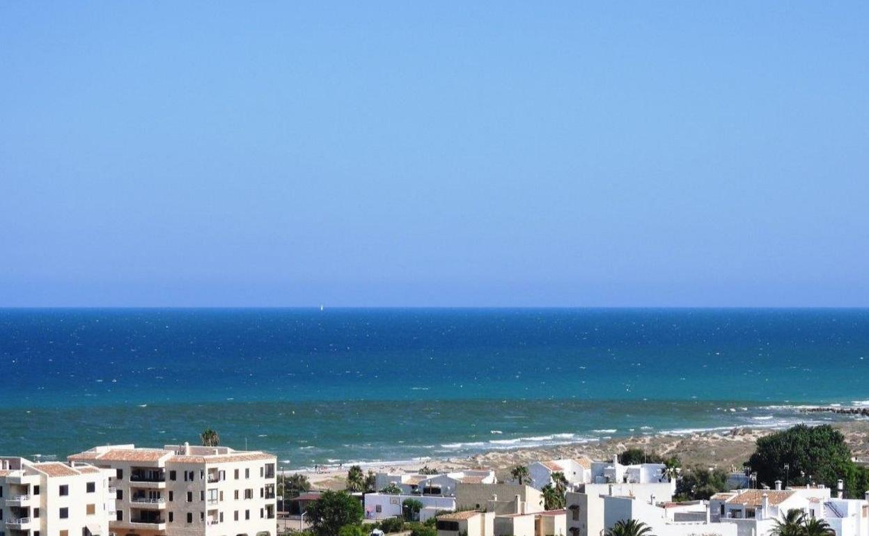 Agua verdosa en la playa de la Garrofera. 