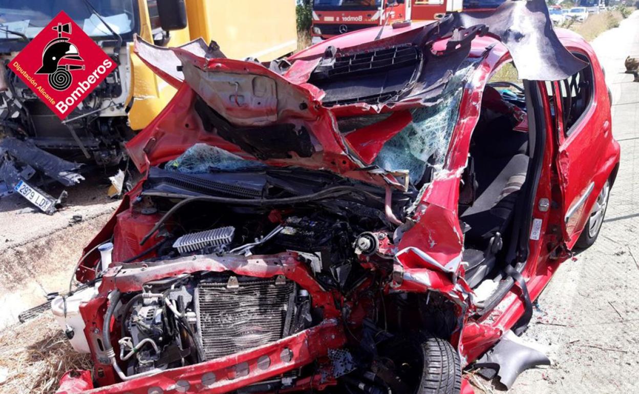 Estado en el que ha quedado el vehículo tras el accidente con el camión. 