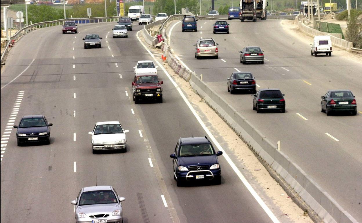 Vehículos en una carretera nacional. 