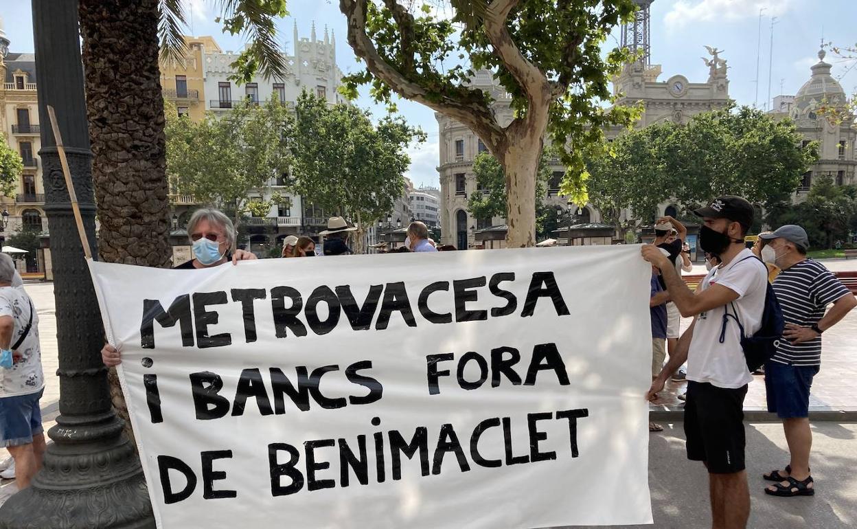 Los vecinos de Benimaclet, esta mañana en la plaza del Ayuntamiento. 