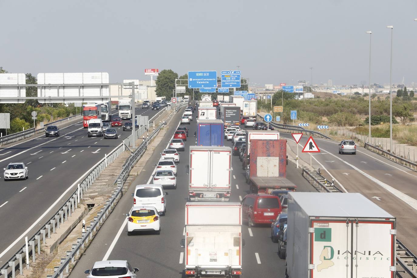 Un accidente en la A-7 a la altura de Bétera, en sentido hacia Alicante, ha colapsado el bypass en plena Operación Salida. El suceso se ha producido pasadas las 18 horas en el punto kilométrico 320 y ha generado un atasco de 16 kilómetros según el Centro de Gestión de Tráfico de la DGT. 