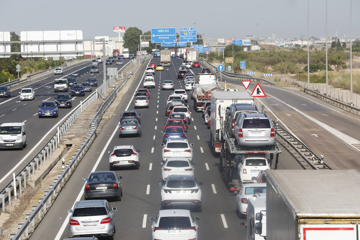 Un accidente en la A-7 a la altura de Bétera, en sentido hacia Alicante, ha colapsado el bypass en plena Operación Salida. El suceso se ha producido pasadas las 18 horas en el punto kilométrico 320 y ha generado un atasco de 16 kilómetros según el Centro de Gestión de Tráfico de la DGT. 