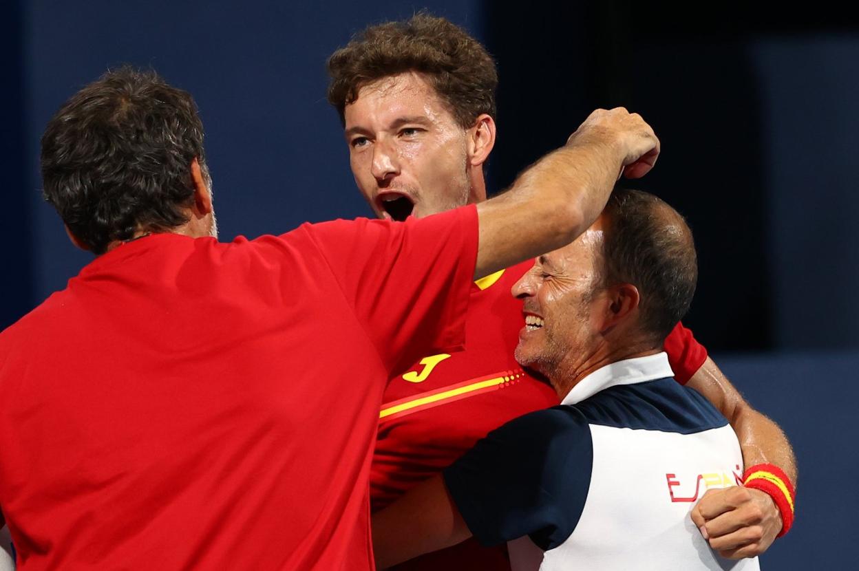 Samuel López, a la derecha, abraza a Pablo Carreño tras la victoria frente a Medvedev. reuters/mike segar
