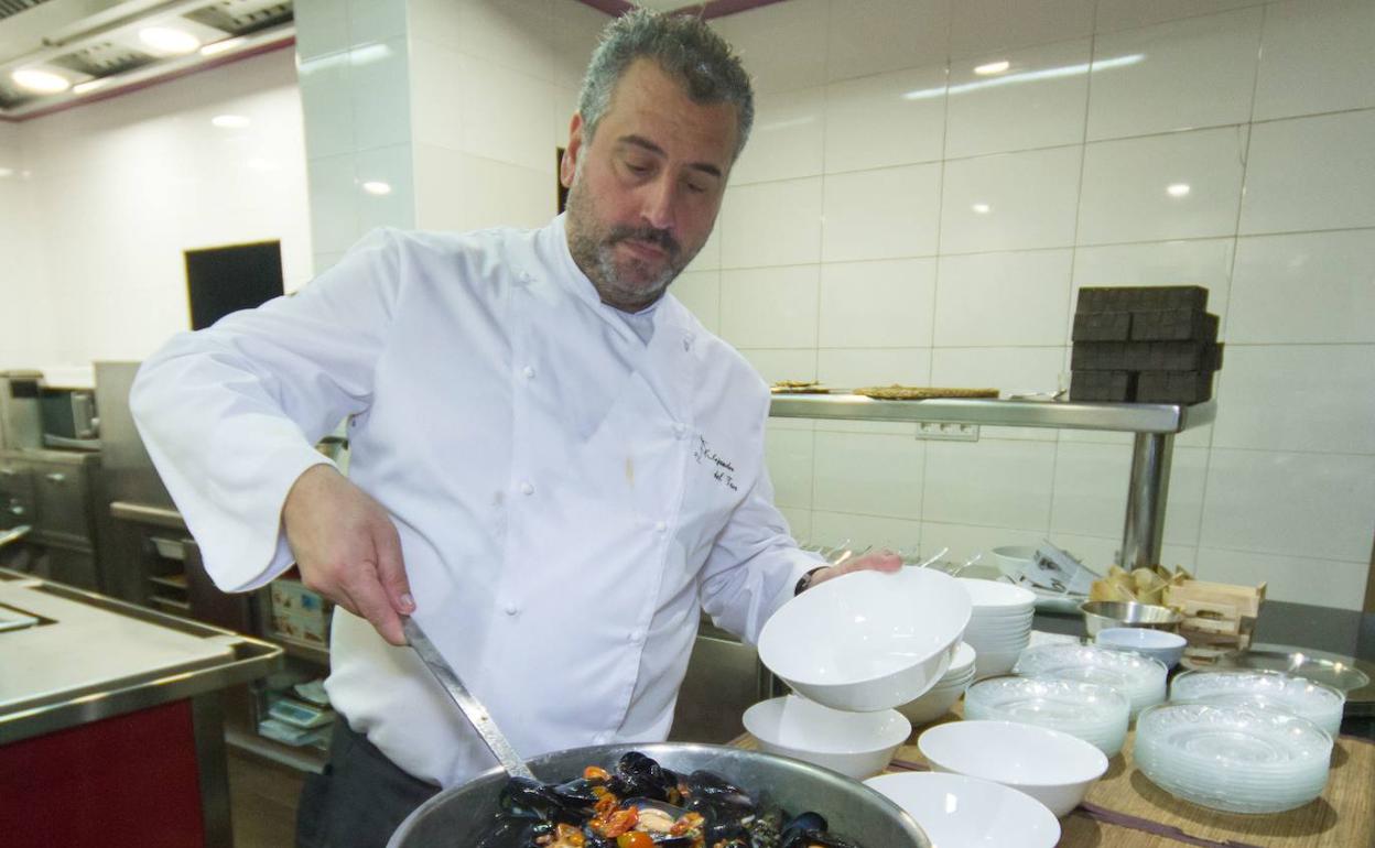 El chef Alejandro del Toro en su restaurante de Valencia. 