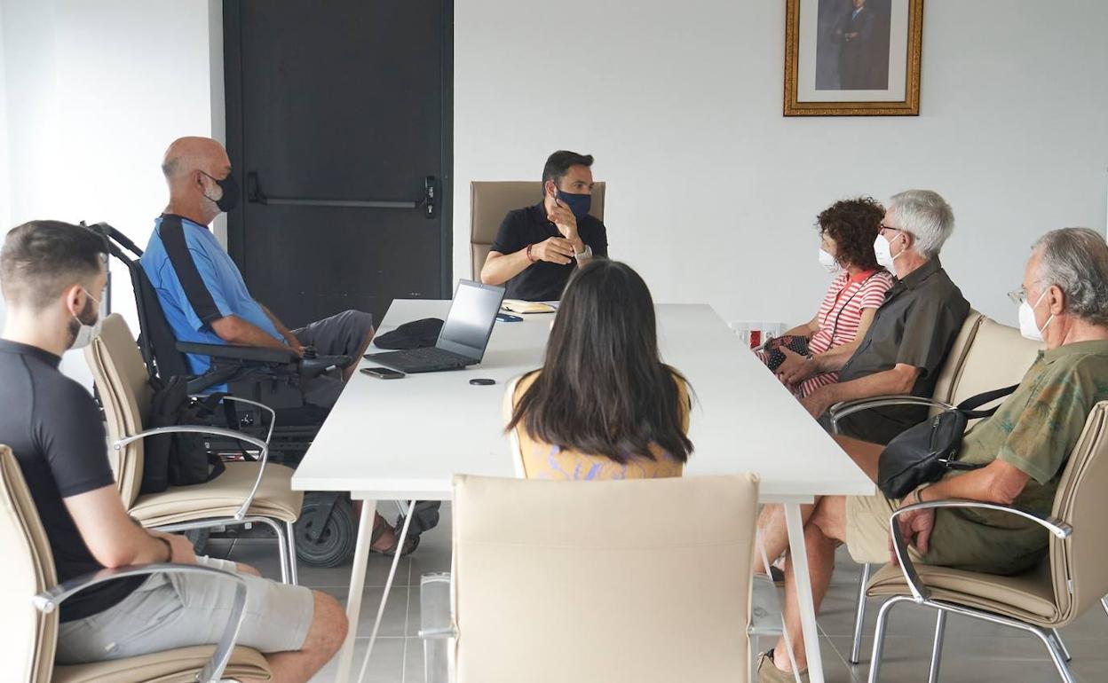 El alcalde, Pere Antoni Chordá, en el tercer encuentro con los vecinos. 