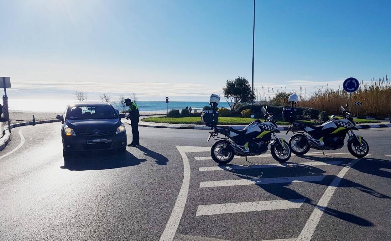 Un control policial en Canet. 