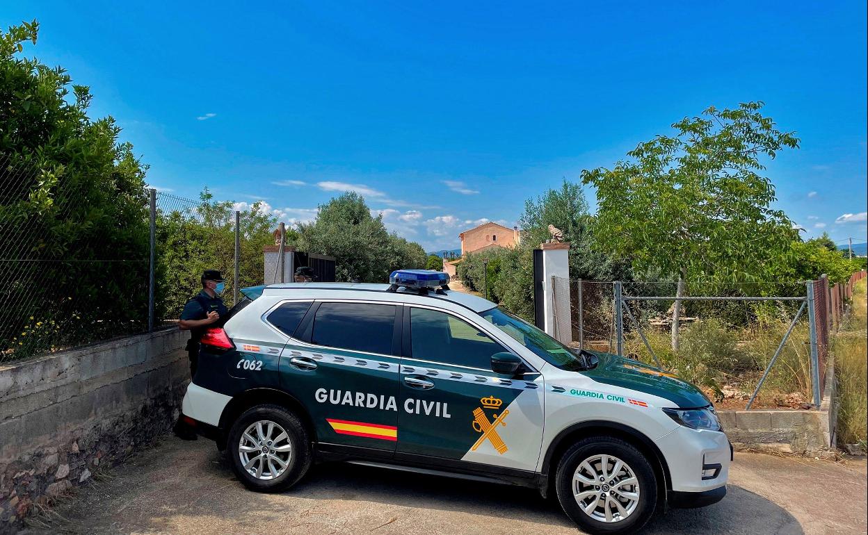 Un vehículo de la Guardia Civil en medio de una investigación / 