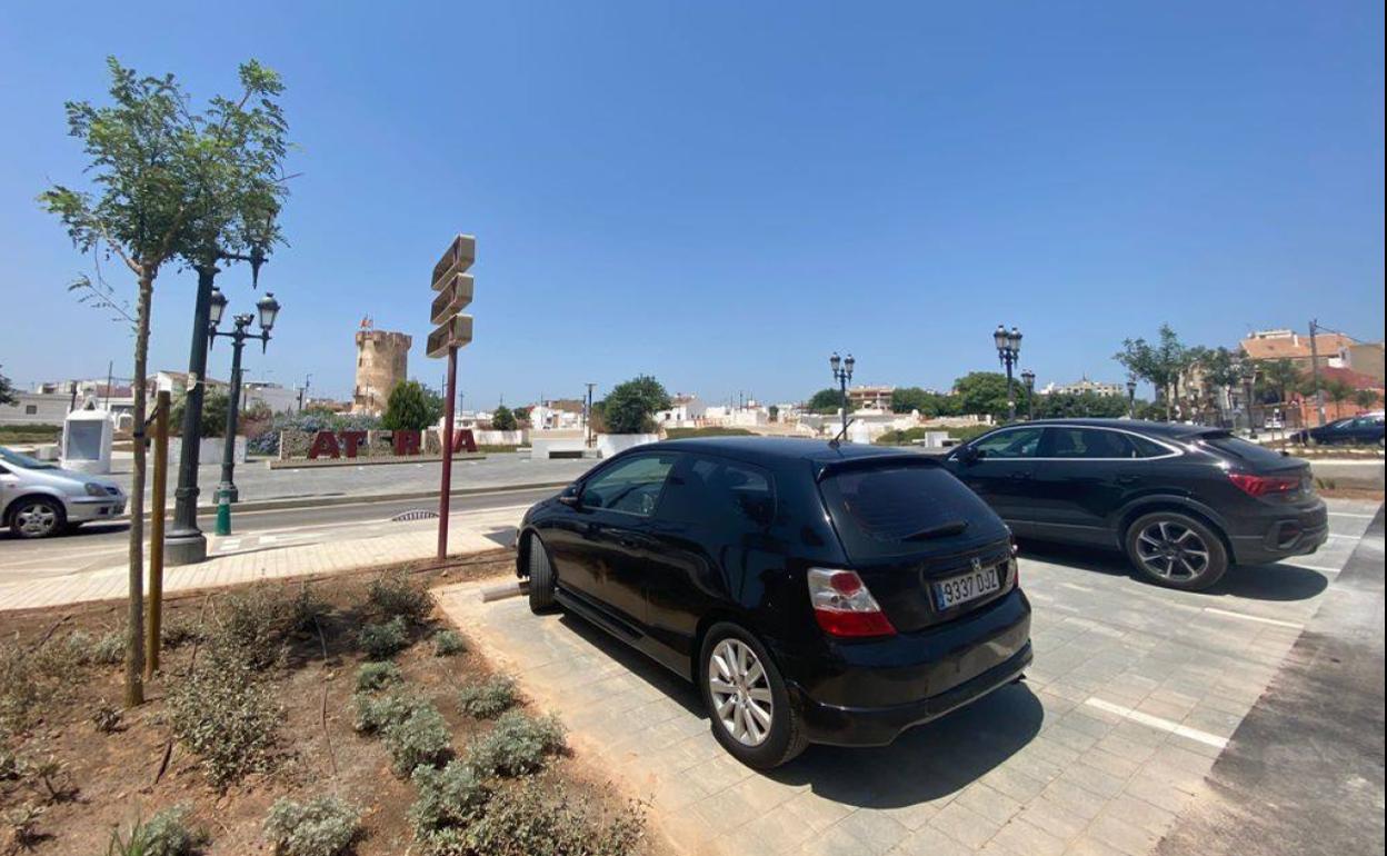 El nuevo aparcamiento frente a las cuevas y la Torre de Paterna. 