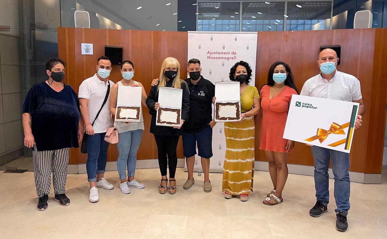 El alcalde, Paco Gómez, con los ganadores de la sexta ruta de la tapa. 