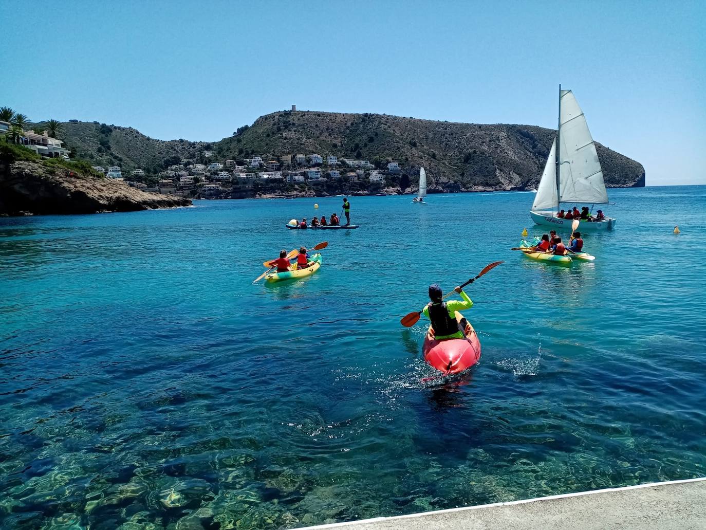 Piragüismo en la cala del Portet.