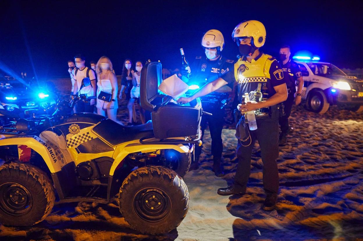 Dos agentes de la Policía Local intervienen durante un botellón. 