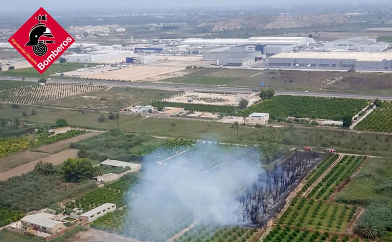 Imagen aérea del incendio de Albatera de este sábado. 