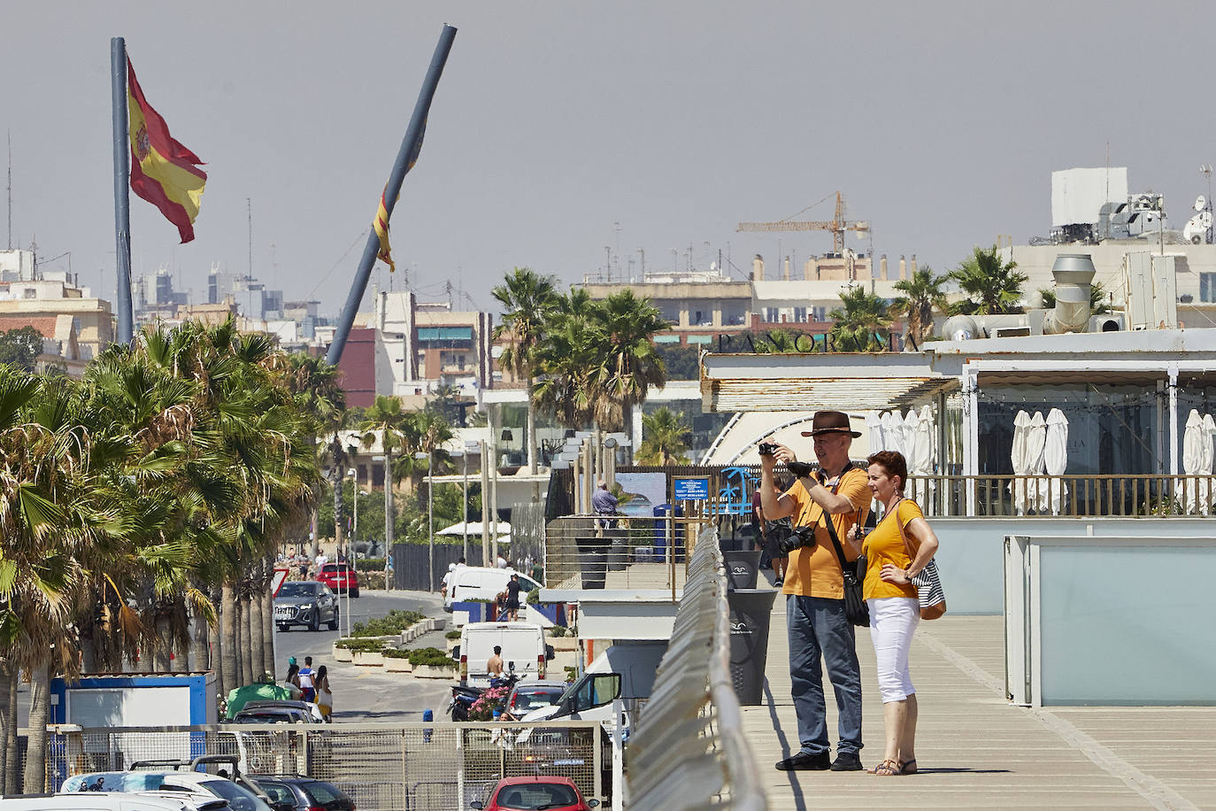 Mucho calor, mucha gente y ganas de diversión este sábado 31 de julio en las playas de la ciudad de Valencia. 